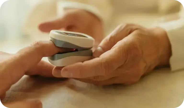 Enfermero tomando la tensión@2x