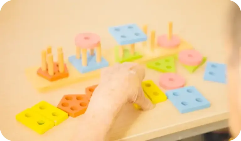 Mano cogiendo pieza de un juego